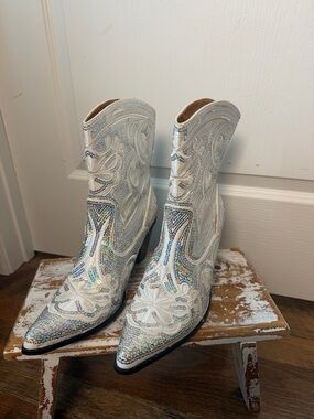 Helen’s Heart Sparkly Western Cowboy Boots White Sequin Embroidered size 10